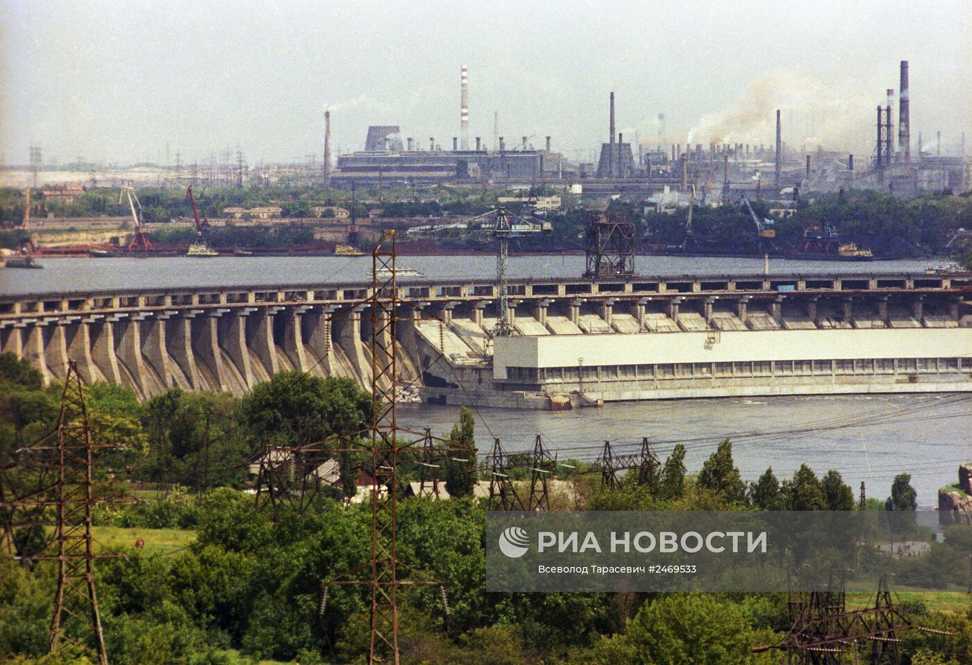 Вид на "Днепрогэс-2" и завод "Запорожсталь"