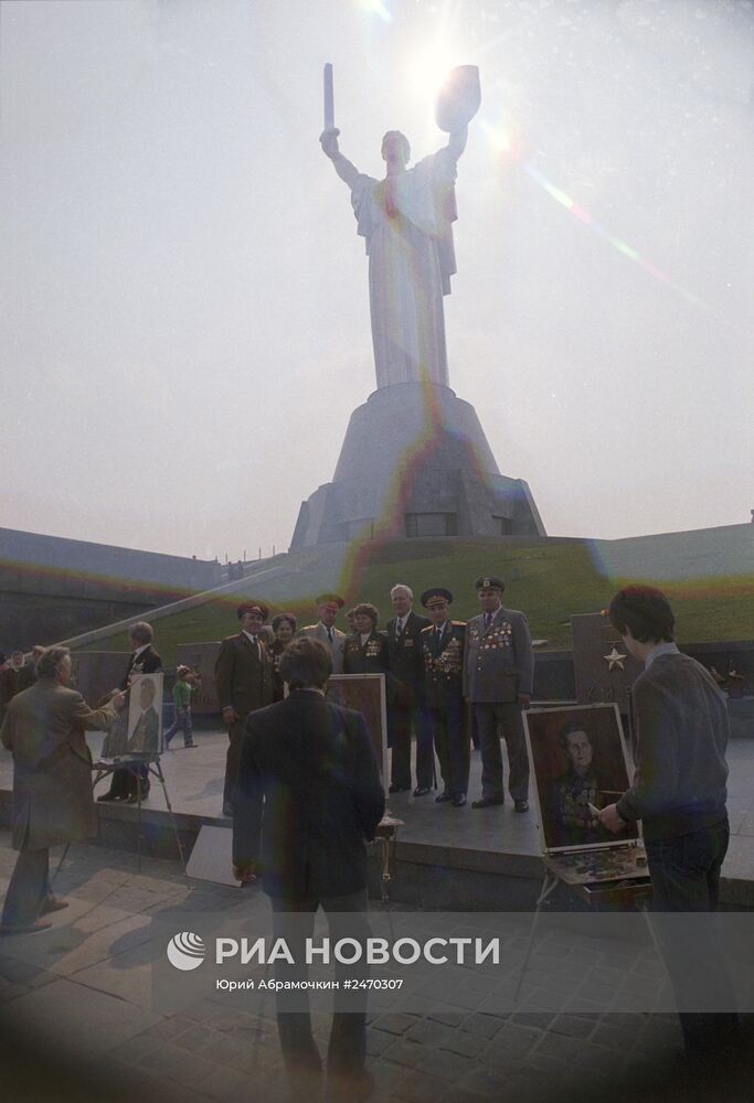 У монумента Родина-Мать в Киеве