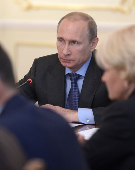 В.Путин провел совещание с членами правительства РФ