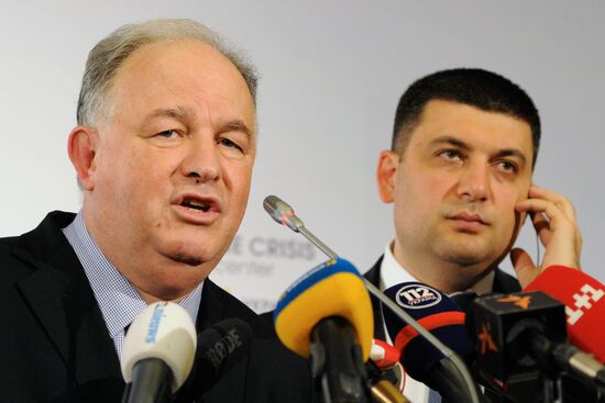 Брифинг вице-премьера Украины В.Гройсмана и председателя миссии ОБСЕ на Украине Э.Апакана
