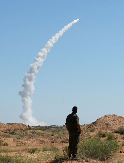 Боевые стрельбы ЗРС С-300 на полигоне Ашулук