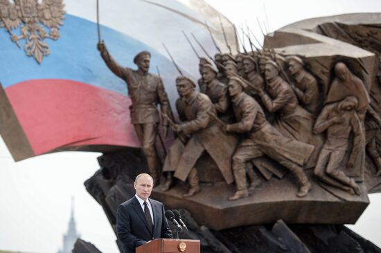 В.Путин принял участие в церемонии открытия памятника Героям Первой мировой войны