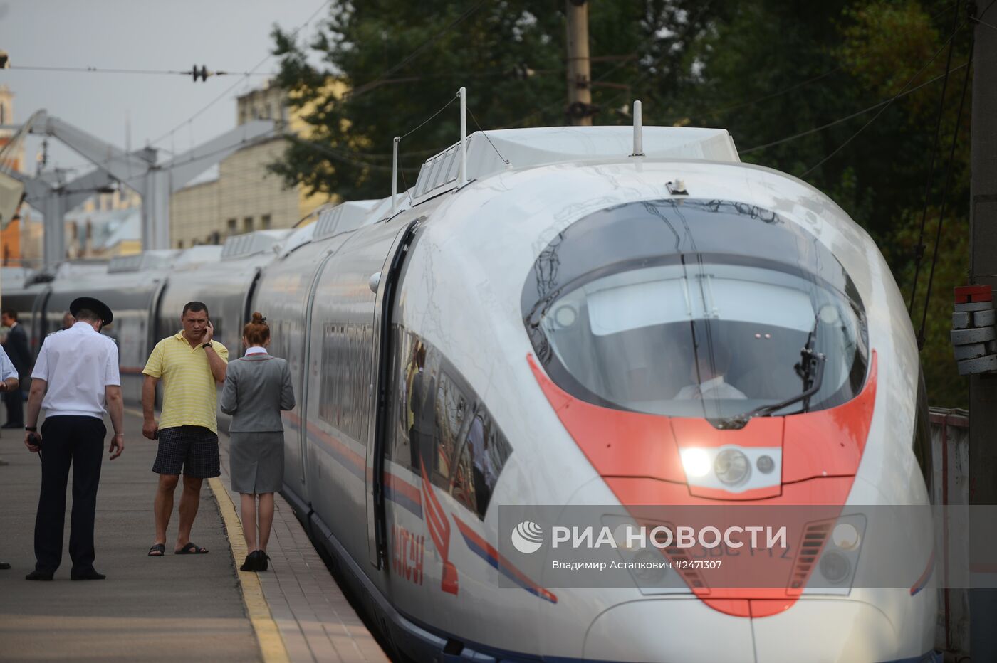 Торжественный запуск первого сдвоенного состава высокоскоростного поезда 