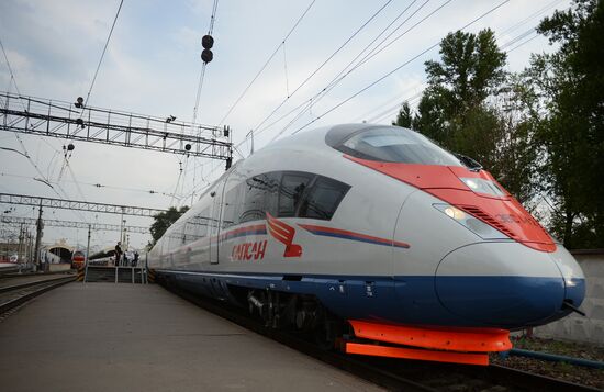 Торжественный запуск первого сдвоенного состава высокоскоростного поезда "Сапсан"