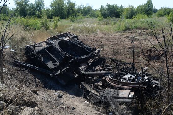 Уничтоженная ополченцами на въезде в Донецк техника украинской армии