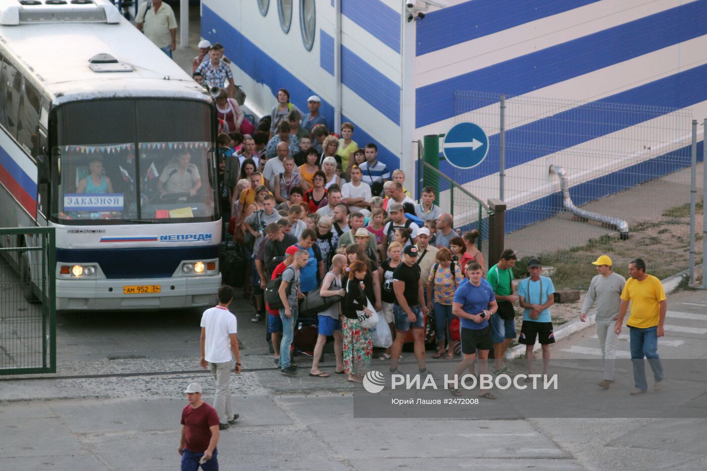 Поезд "Симферополь - Москва" на Керченской паромной переправе