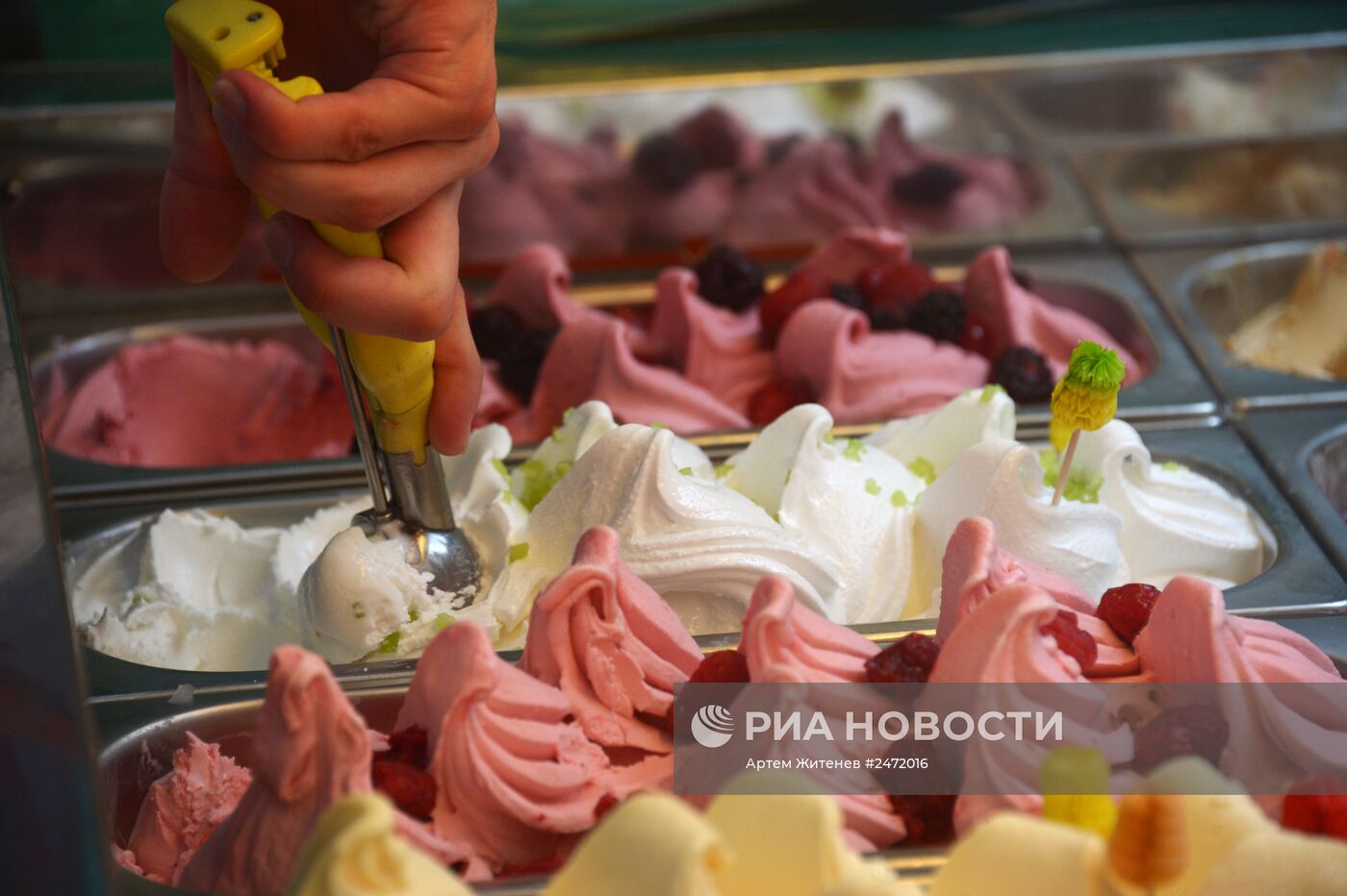 Фестиваль мороженого на Кузнецком мосту в Москве