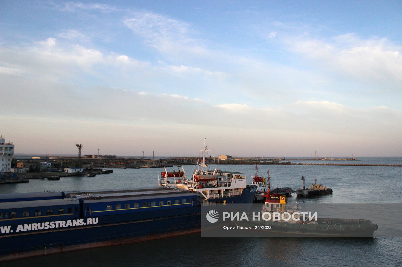 Поезд "Симферополь - Москва" на Керченской паромной переправе