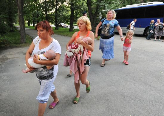 В Челябинск прибыл борт МЧС с беженцами с Украины