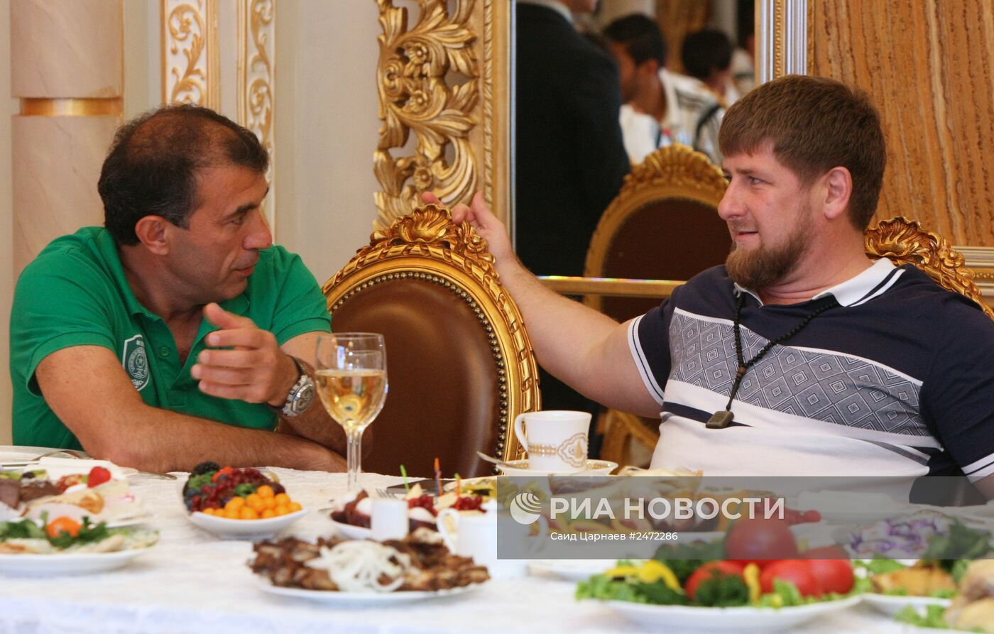 Глава Чечни Р.Кадыров встретился с рководством и игроками РФК "Терек"