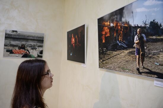 Фотовыставка "Братоубийство: визуальная хроника" открылась в Общественной палате