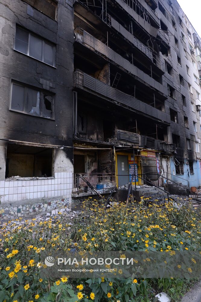 Разрушения в Шахтерске Донецкой области