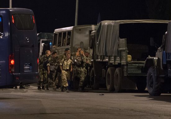 Передача военных украинской стороне на пункте пропуска "Весело-Вознесенка"