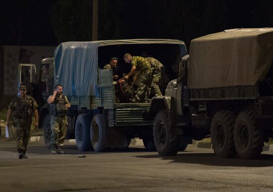 Передача военных украинской стороне на пункте пропуска "Весело-Вознесенка"