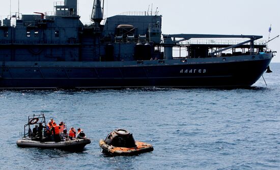 Учения по поиску и эвакуации космонавтов спускаемого аппарата на море во Владивостоке