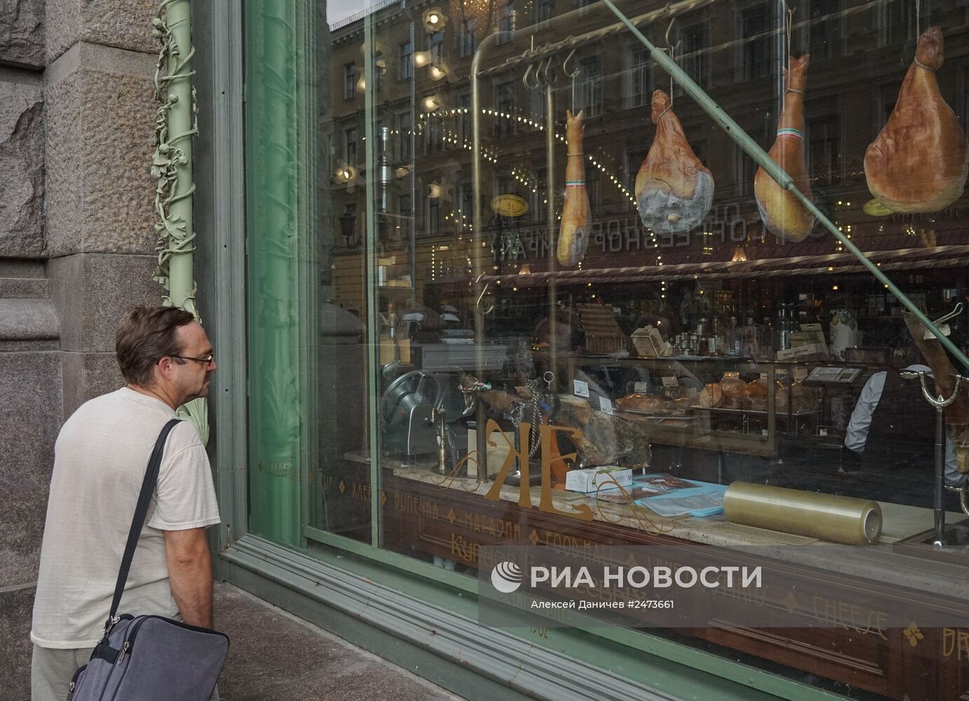 Продажа импортных сыров и мяса в Елисеевском магазине в Санкт-Петербурге