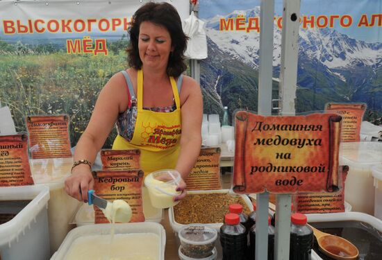 Ярмарка меда в музее-заповеднике Коломенское