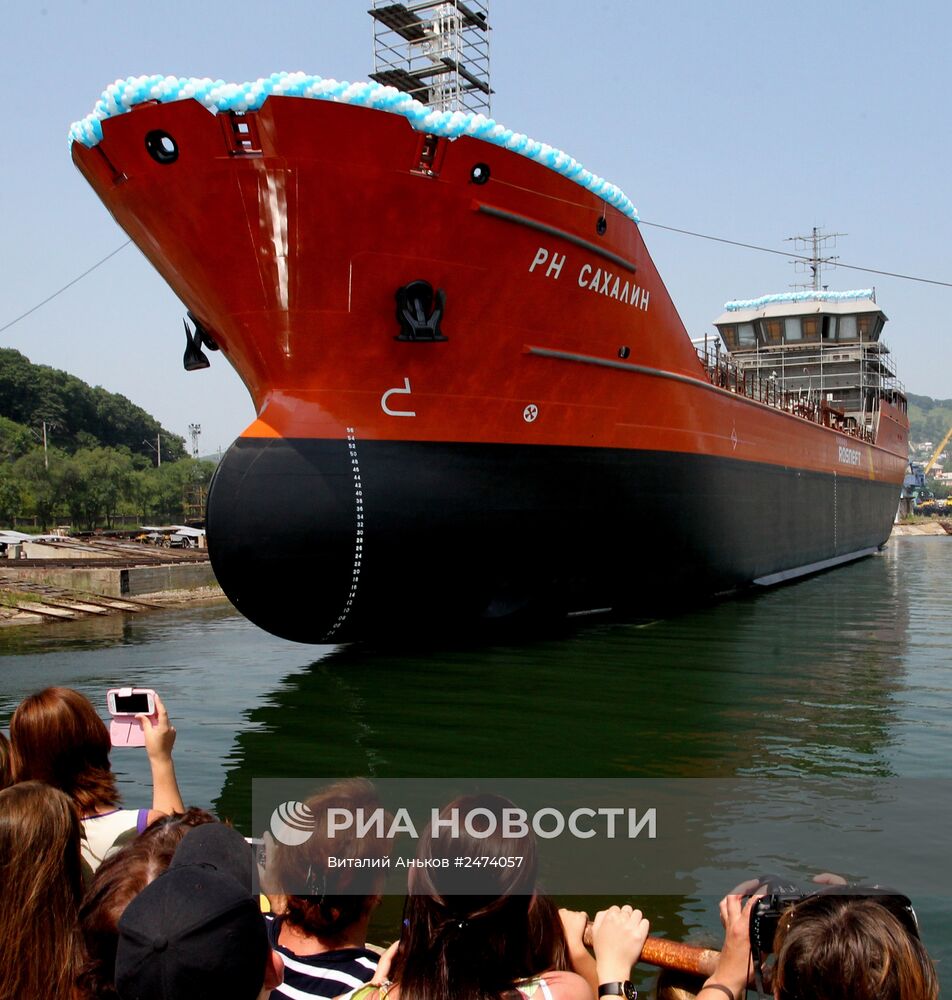Спуск на воду танкера "Сахалин" в Находке