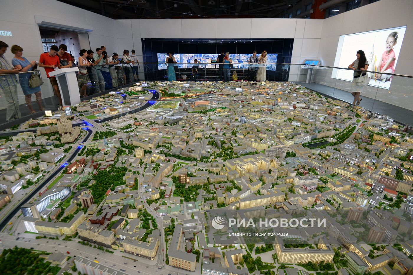 Презентация нового архитектурного макета Москвы в рамках празднования "Дня строителей"