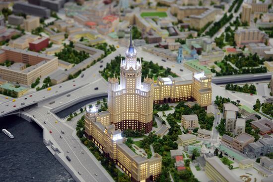 Презентация нового архитектурного макета Москвы в рамках празднования "Дня строителей"