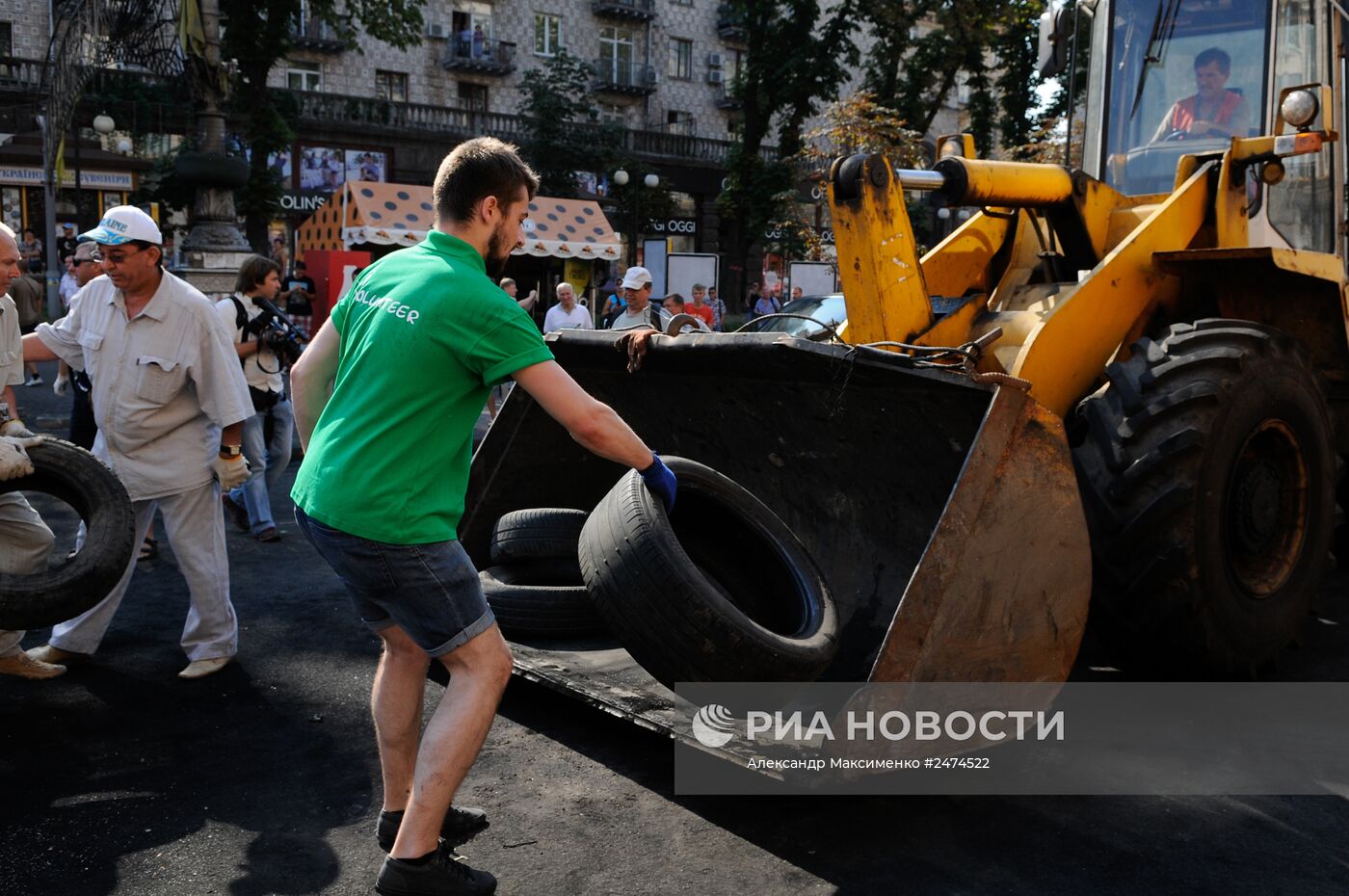 Уборка баррикад на Майдане в Киеве