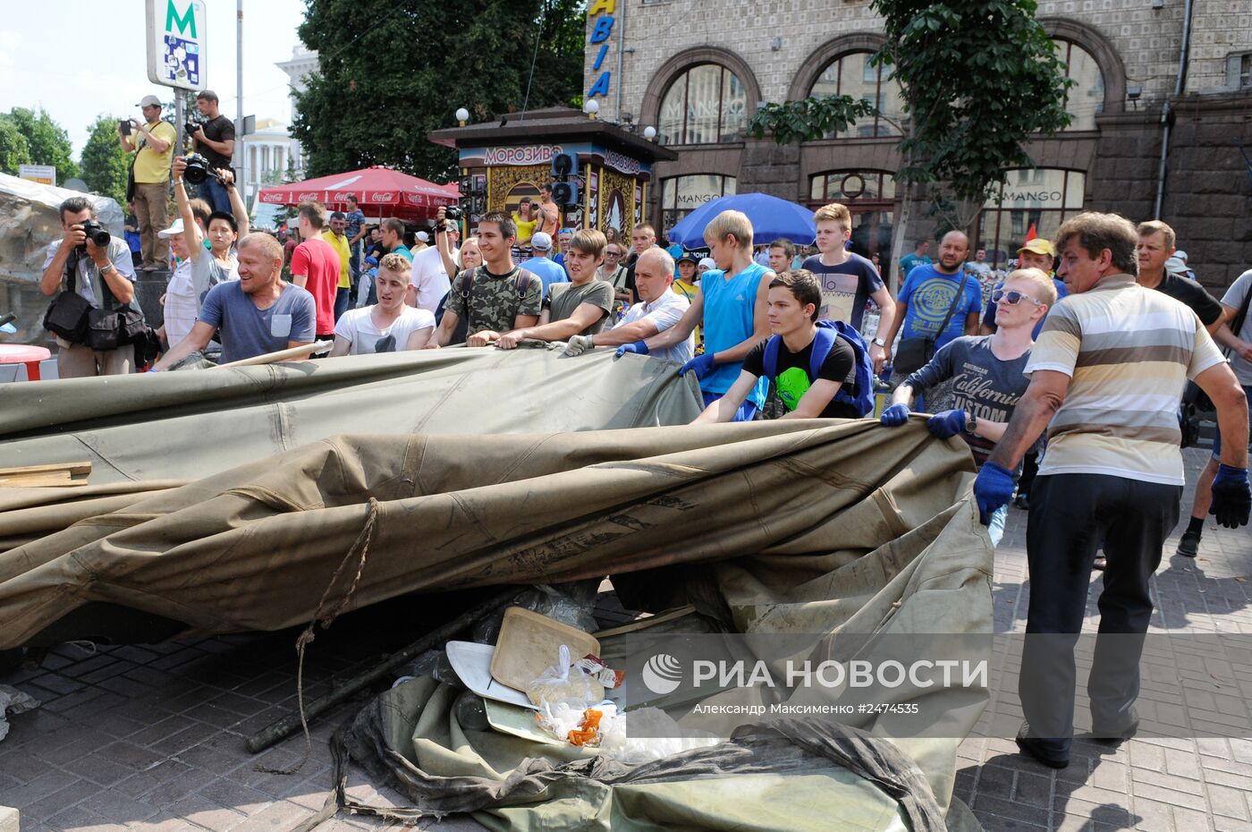 Уборка баррикад на Майдане в Киеве