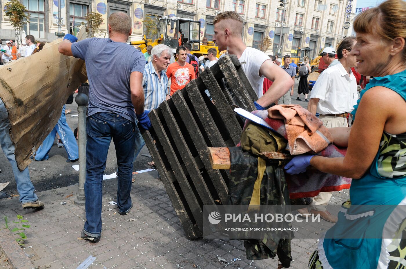 Уборка баррикад на Майдане в Киеве