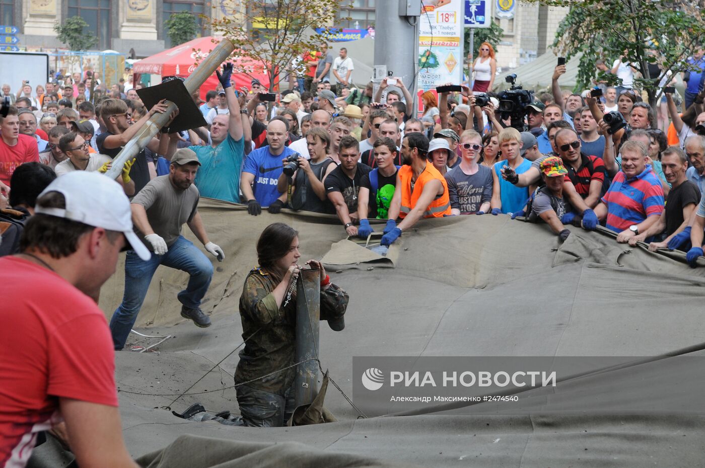 Уборка баррикад на Майдане в Киеве