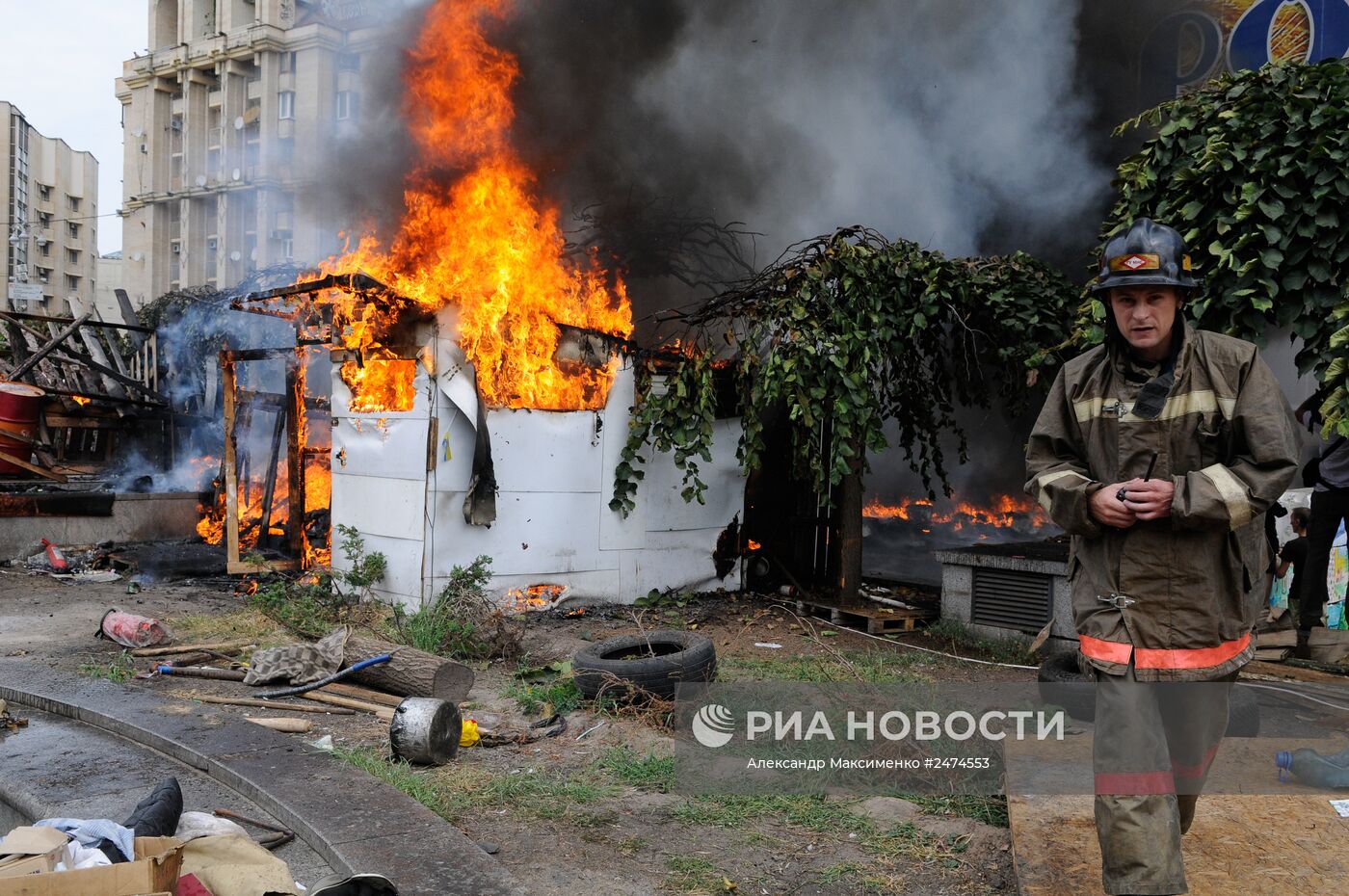 Уборка мйдана Киевлянами Киевляне и работники коммунальных служб разбирают баррикады, хлам и бетонные укреУборка баррикад на Майдане в Киеве