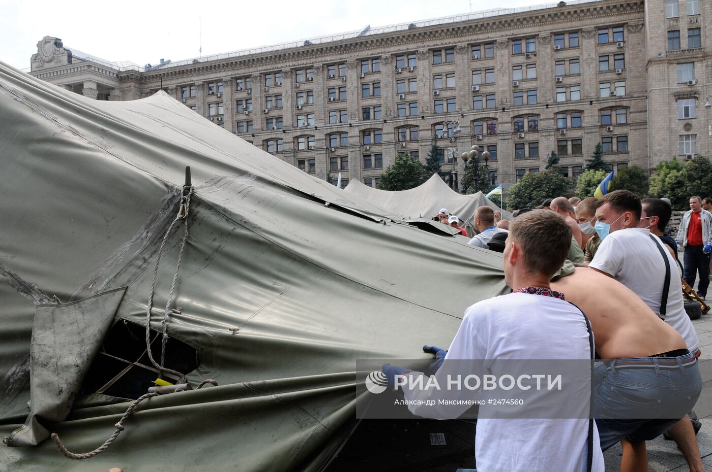 Уборка баррикад на Майдане в Киеве