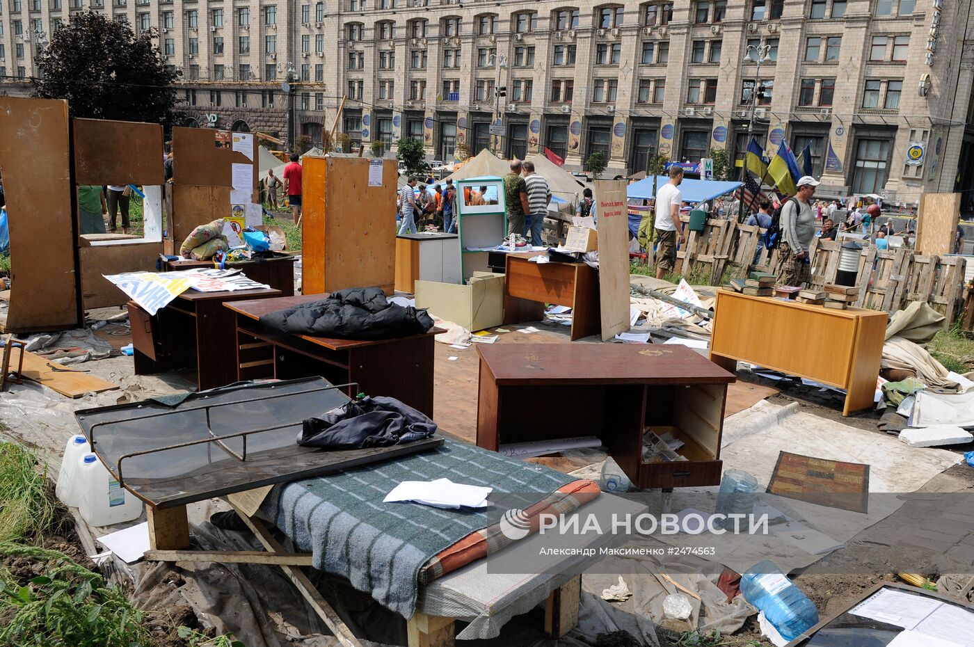Уборка баррикад на Майдане в Киеве