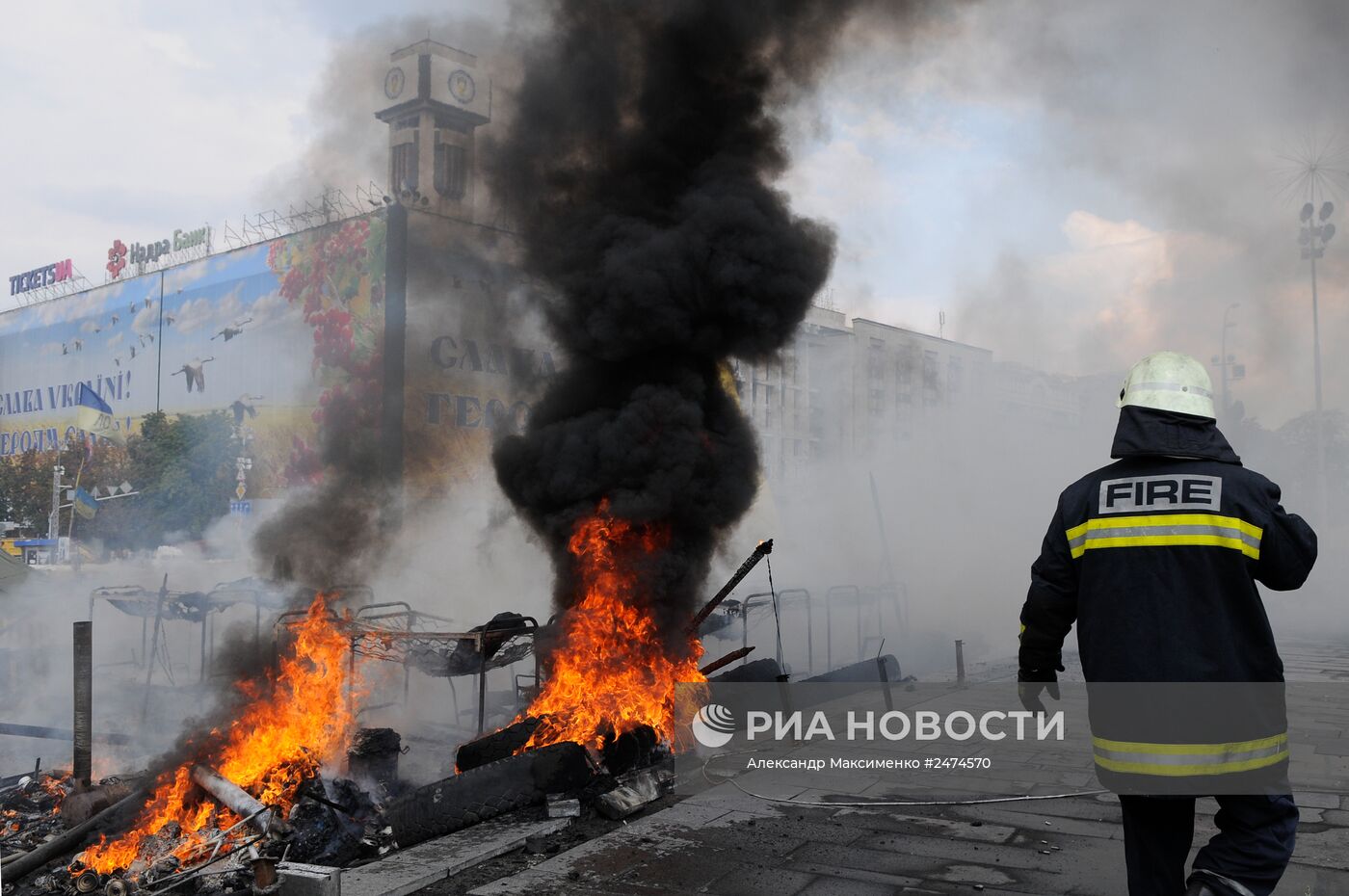 Уборка баррикад на Майдане в Киеве