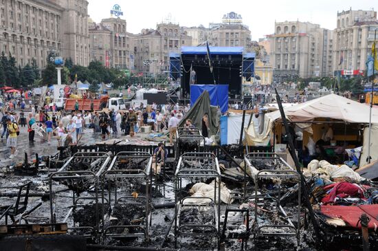 Уборка баррикад на Майдане в Киеве