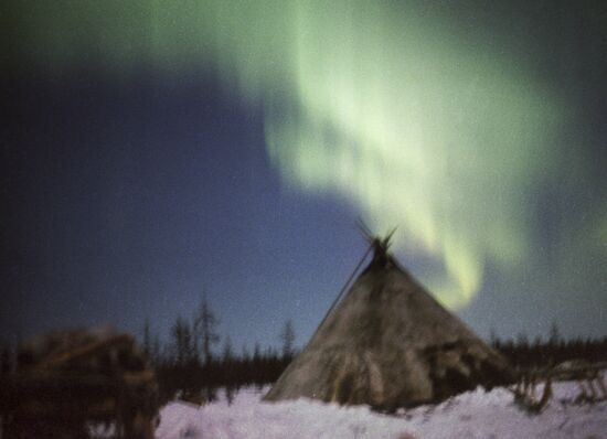 Северное сияние над чумом