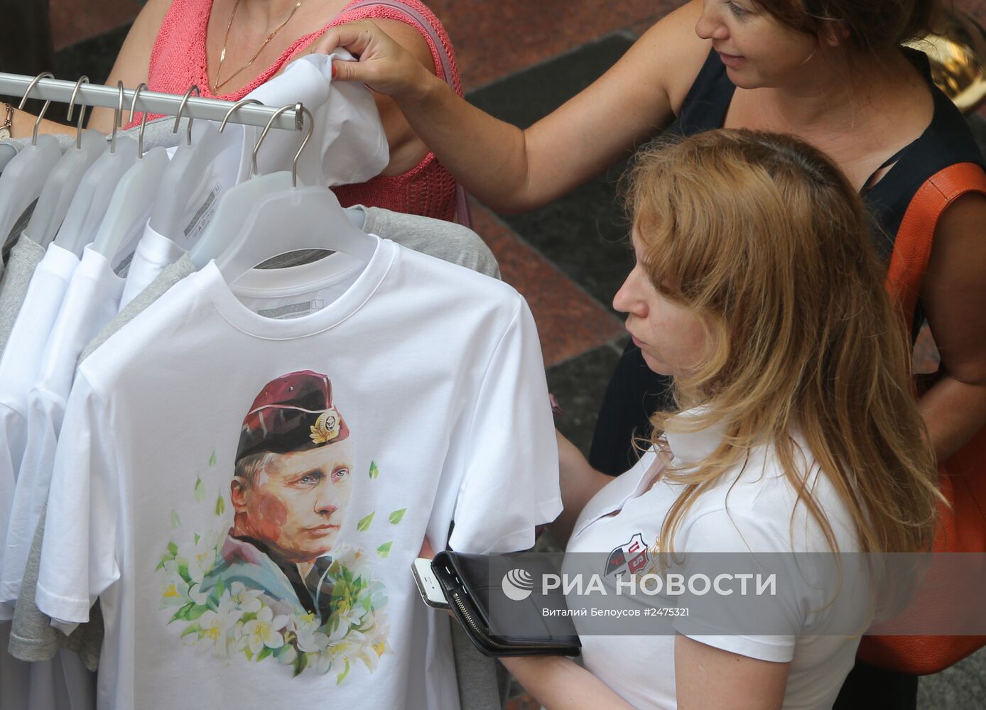 Старт продаж футболок с изображением Владимира Путина в ГУМе