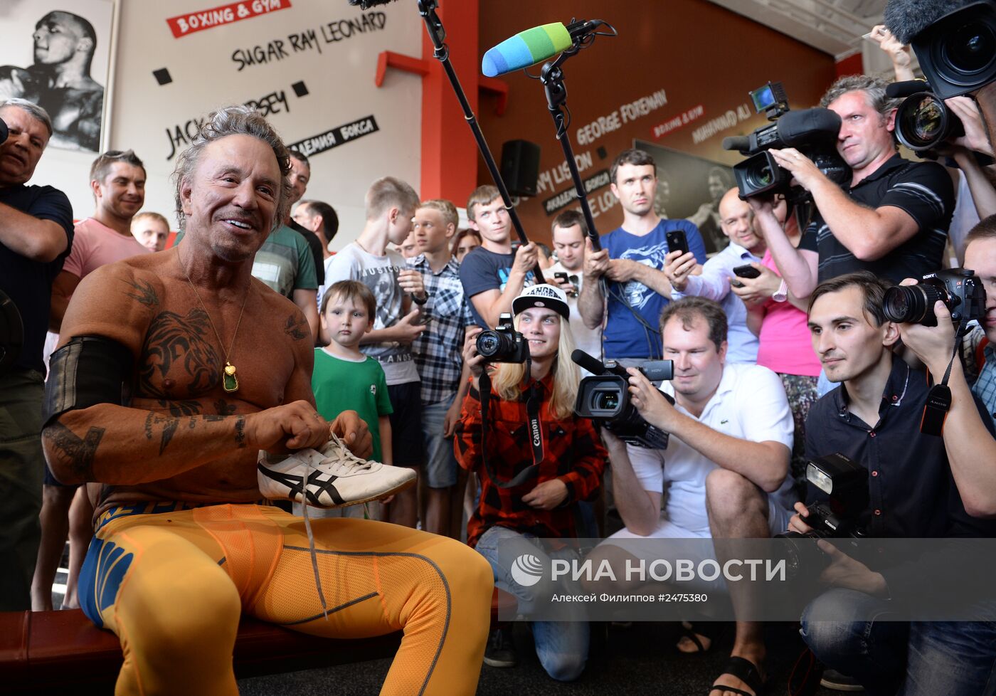 Американский актер Микки Рурк провел открытую тренировку по боксу в Москве