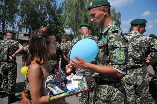 Встреча украинских пограничников, вернувшихся из зоны АТО
