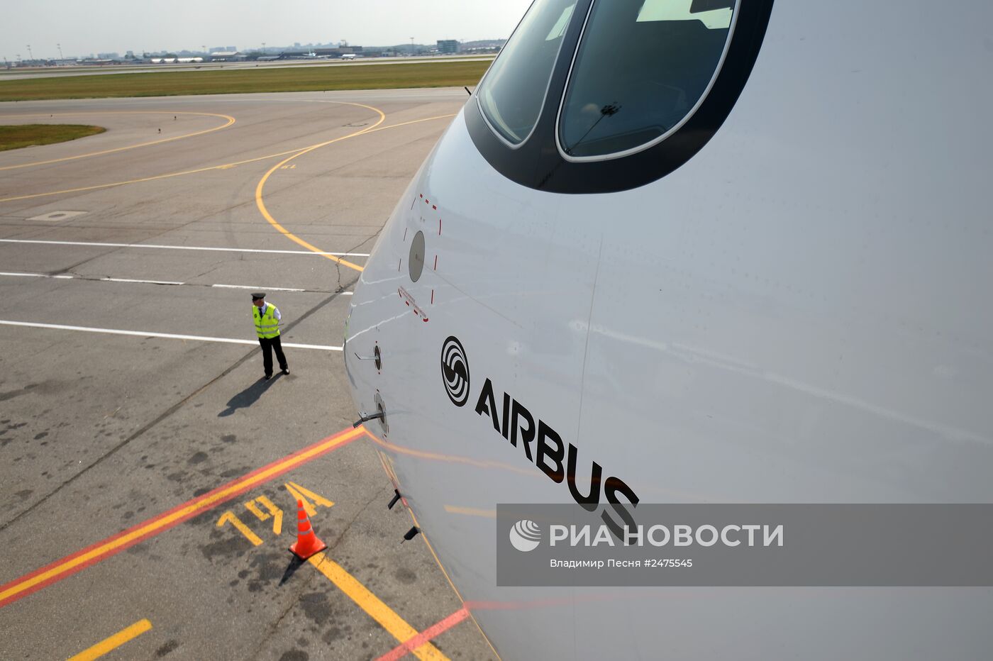 Новый пассажирский авиалайнер Airbus A350 XWB прибыл в московский аэропорт Шереметьево