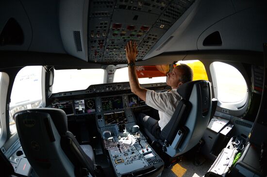 Новый пассажирский авиалайнер Airbus A350 XWB прибыл в московский аэропорт Шереметьево