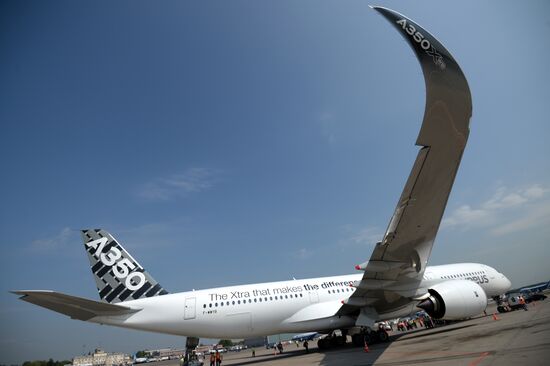 Новый пассажирский авиалайнер Airbus A350 XWB прибыл в московский аэропорт Шереметьево