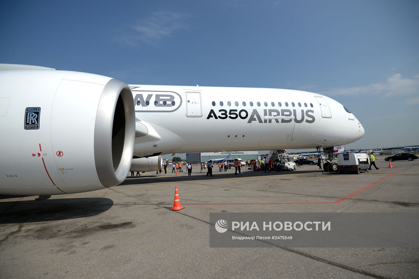 Новый пассажирский авиалайнер Airbus A350 XWB прибыл в московский аэропорт Шереметьево