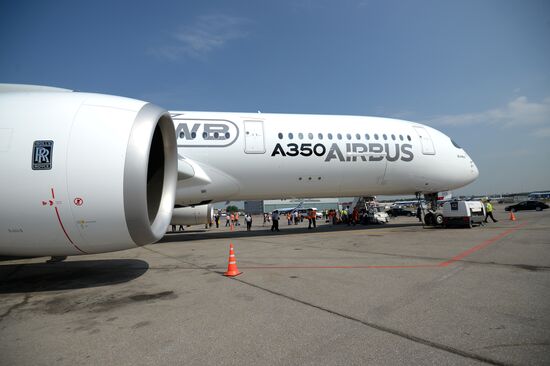 Новый пассажирский авиалайнер Airbus A350 XWB прибыл в московский аэропорт Шереметьево