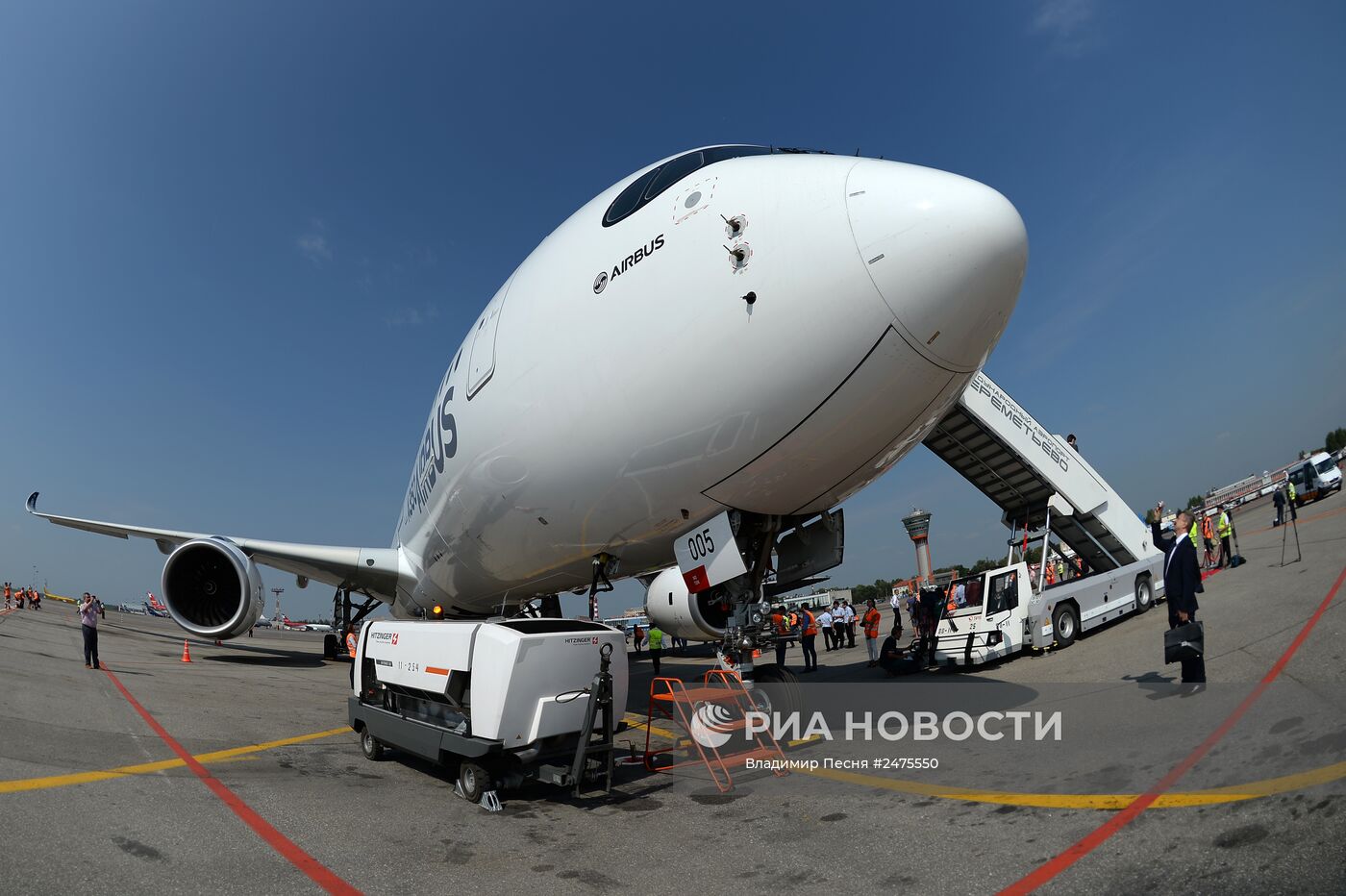 Новый пассажирский авиалайнер Airbus A350 XWB прибыл в московский аэропорт Шереметьево