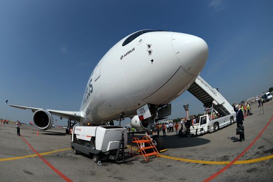 Новый пассажирский авиалайнер Airbus A350 XWB прибыл в московский аэропорт Шереметьево