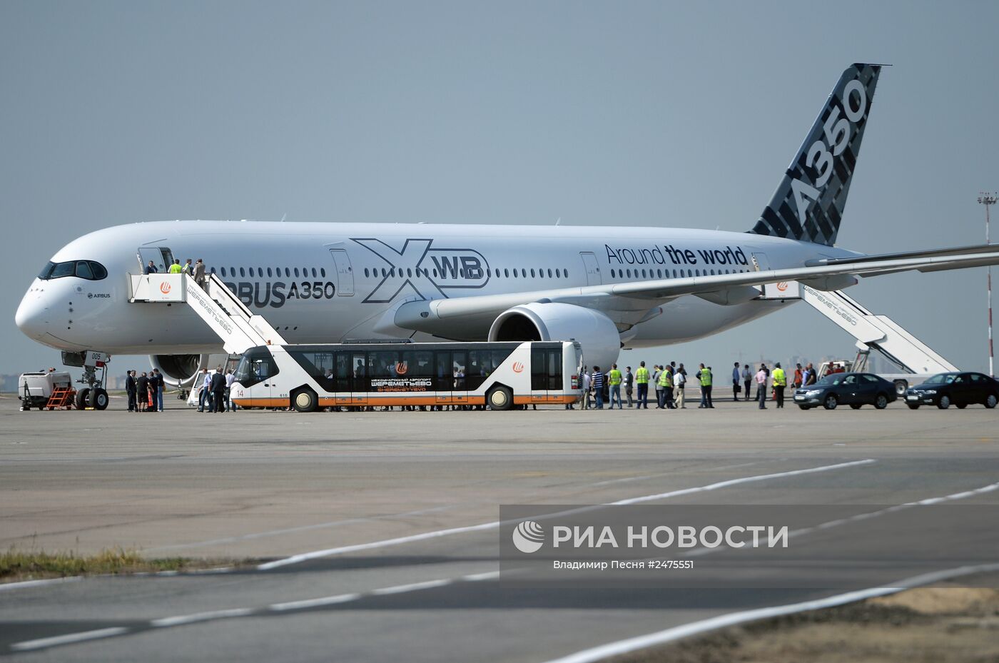 Новый пассажирский авиалайнер Airbus A350 XWB прибыл в московский аэропорт Шереметьево