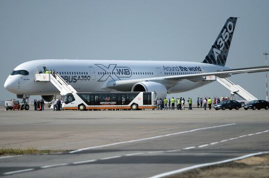 Новый пассажирский авиалайнер Airbus A350 XWB прибыл в московский аэропорт Шереметьево