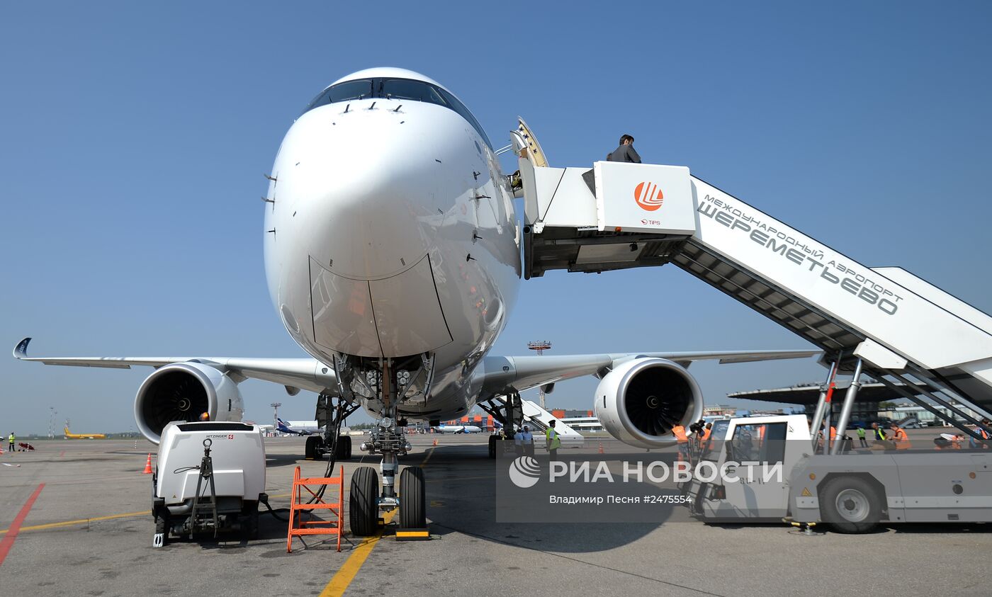 Новый пассажирский авиалайнер Airbus A350 XWB прибыл в московский аэропорт Шереметьево