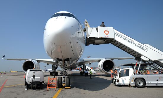 Новый пассажирский авиалайнер Airbus A350 XWB прибыл в московский аэропорт Шереметьево