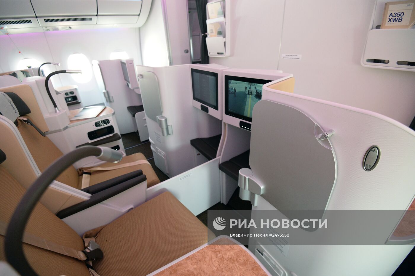 Новый пассажирский авиалайнер Airbus A350 XWB прибыл в московский аэропорт Шереметьево