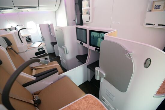 Новый пассажирский авиалайнер Airbus A350 XWB прибыл в московский аэропорт Шереметьево